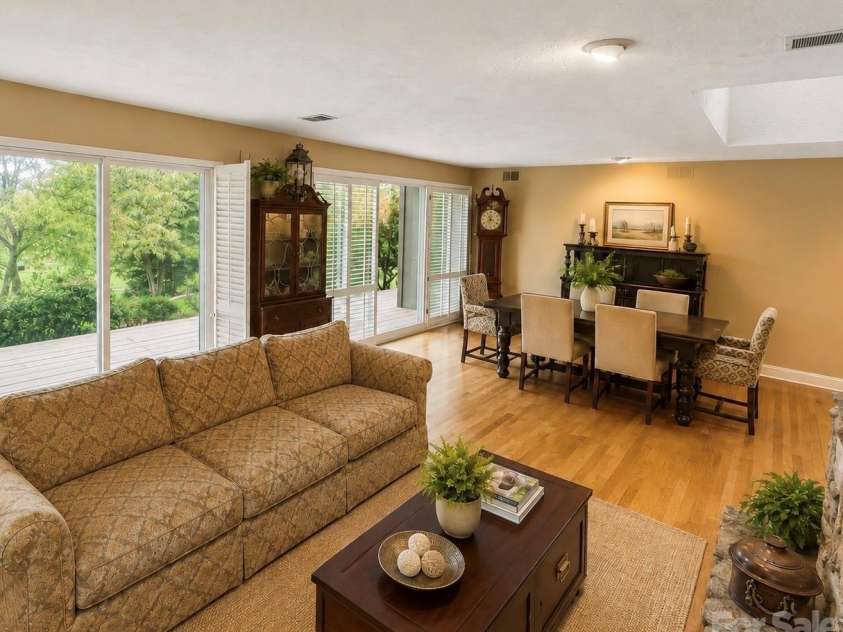 4821 Elmhurst Drive, Hickory, NC 28601.  MLS# CAR4411172, YatesRealty ID 47072. 