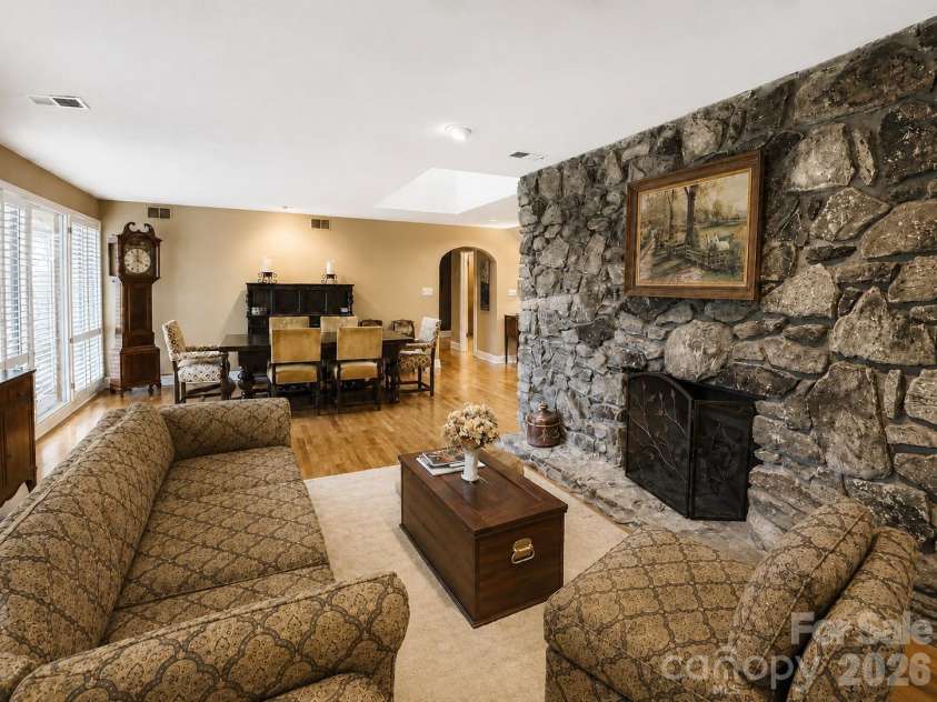 4821 Elmhurst Drive, Hickory, NC 28601.  MLS# CAR4411172, YatesRealty ID 47072. 