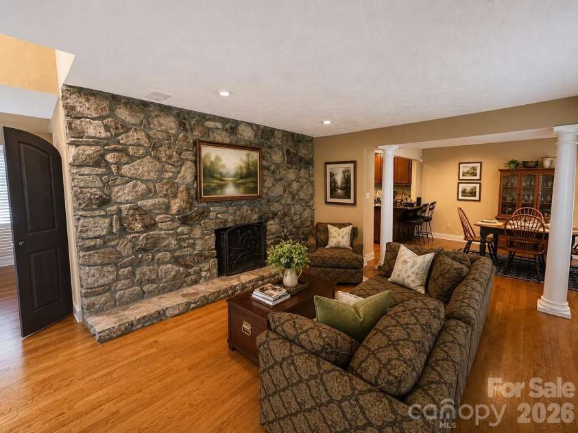 4821 Elmhurst Drive, Hickory, NC 28601.  MLS# CAR4411172, YatesRealty ID 47072. 