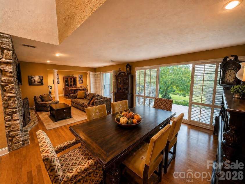 4821 Elmhurst Drive, Hickory, NC 28601.  MLS# CAR4411172, YatesRealty ID 47072. 