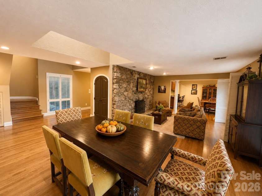 4821 Elmhurst Drive, Hickory, NC 28601.  MLS# CAR4411172, YatesRealty ID 47072. 