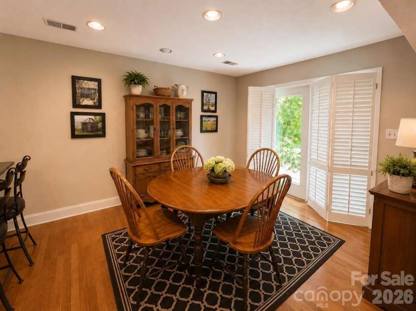 4821 Elmhurst Drive, Hickory, NC 28601.  MLS# CAR4411172, YatesRealty ID 47072. 