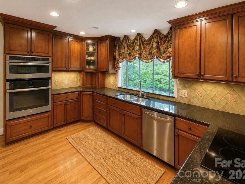 4821 Elmhurst Drive, Hickory, NC 28601.  MLS# CAR4411172, YatesRealty ID 47072. 
