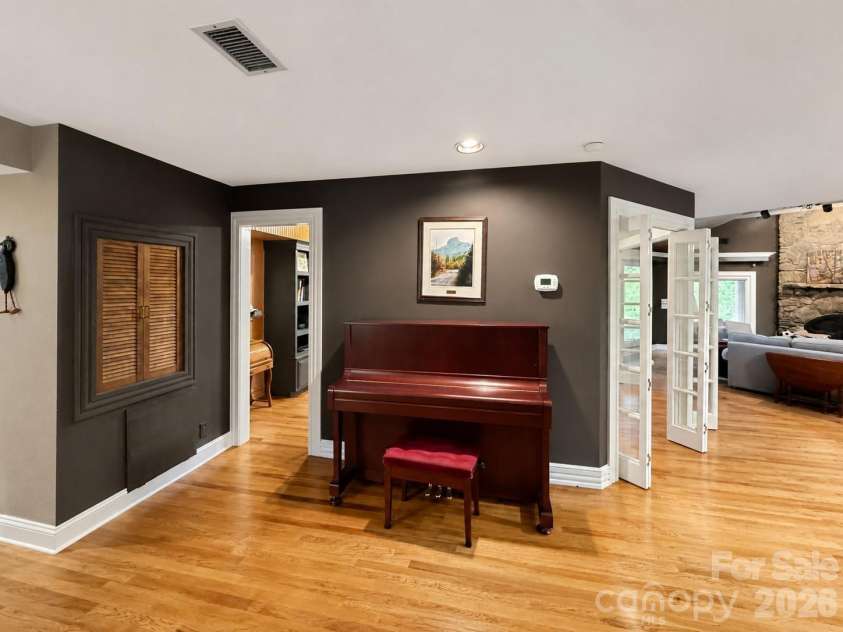 4821 Elmhurst Drive, Hickory, NC 28601.  MLS# CAR4411172, YatesRealty ID 47072. 