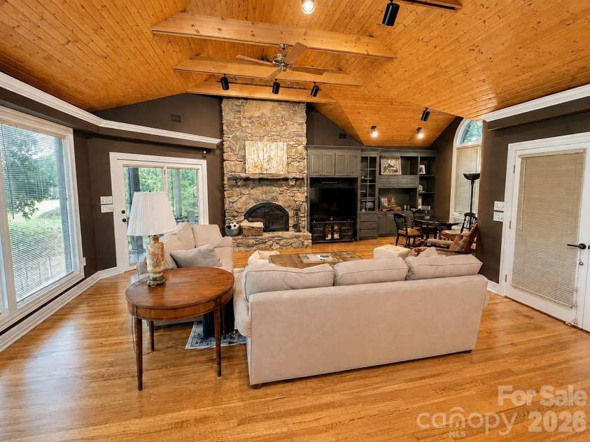4821 Elmhurst Drive, Hickory, NC 28601.  MLS# CAR4411172, YatesRealty ID 47072. 