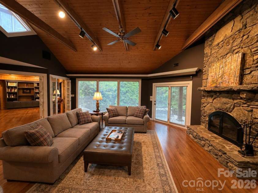 4821 Elmhurst Drive, Hickory, NC 28601.  MLS# CAR4411172, YatesRealty ID 47072. 