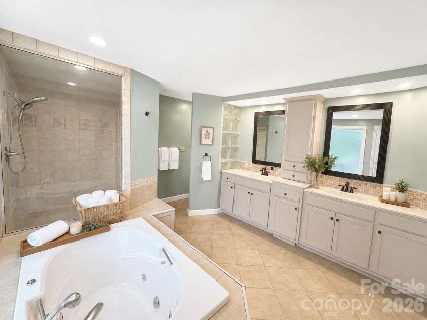 4821 Elmhurst Drive, Hickory, NC 28601.  MLS# CAR4411172, YatesRealty ID 47072. 