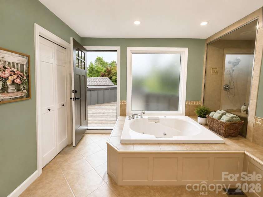 4821 Elmhurst Drive, Hickory, NC 28601.  MLS# CAR4411172, YatesRealty ID 47072. 