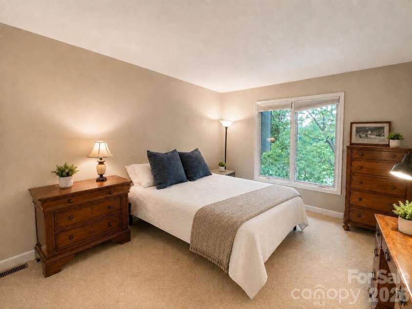 4821 Elmhurst Drive, Hickory, NC 28601.  MLS# CAR4411172, YatesRealty ID 47072. 