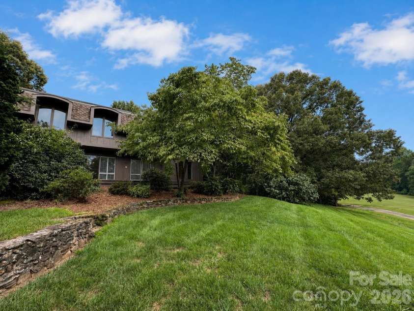 4821 Elmhurst Drive, Hickory, NC 28601.  MLS# CAR4411172, YatesRealty ID 47072. 