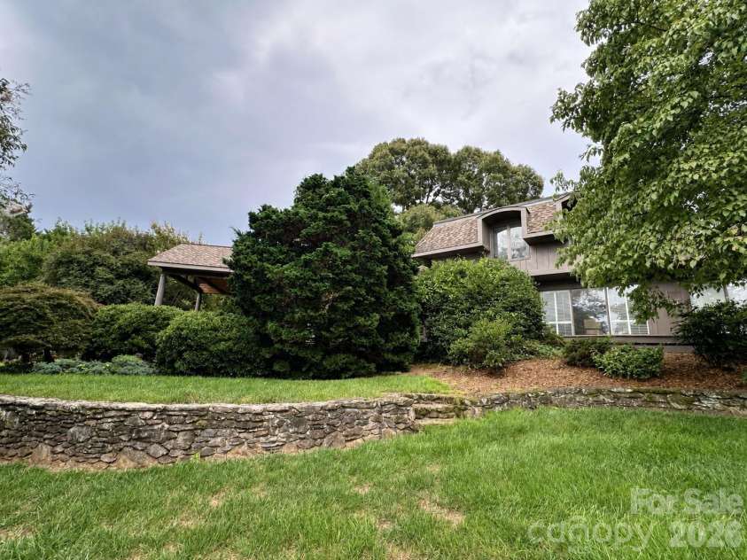 4821 Elmhurst Drive, Hickory, NC 28601.  MLS# CAR4411172, YatesRealty ID 47072. 