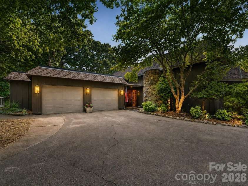 4821 Elmhurst Drive, Hickory, NC 28601.  MLS# CAR4411172, YatesRealty ID 47072. 