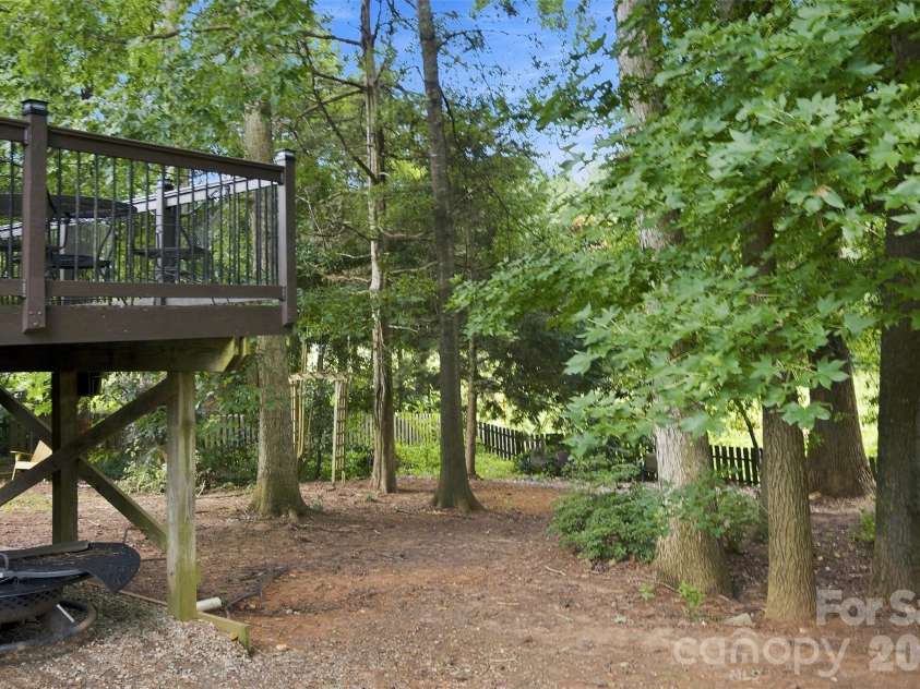 439 Glencrest Drive, Stanley, NC 28164.  MLS# CAR4415116, YatesRealty ID 47073. Backyard is fenced in. Backs up to common area.