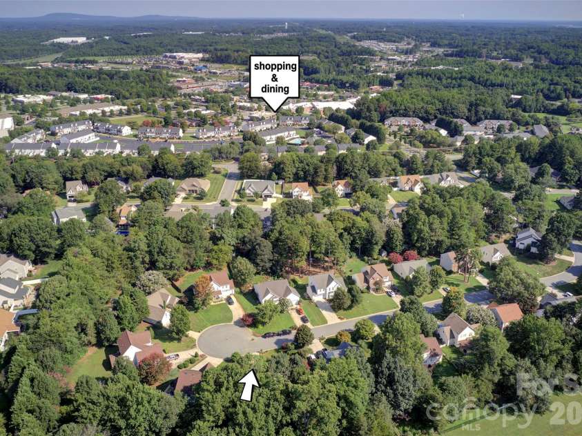 439 Glencrest Drive, Stanley, NC 28164.  MLS# CAR4415116, YatesRealty ID 47073. Home is loacted in Cul-De-Sac with private peaceful backyard.