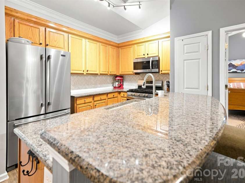 439 Glencrest Drive, Stanley, NC 28164.  MLS# CAR4415116, YatesRealty ID 47073. Kitchen w/granite countertops and SS appliances.