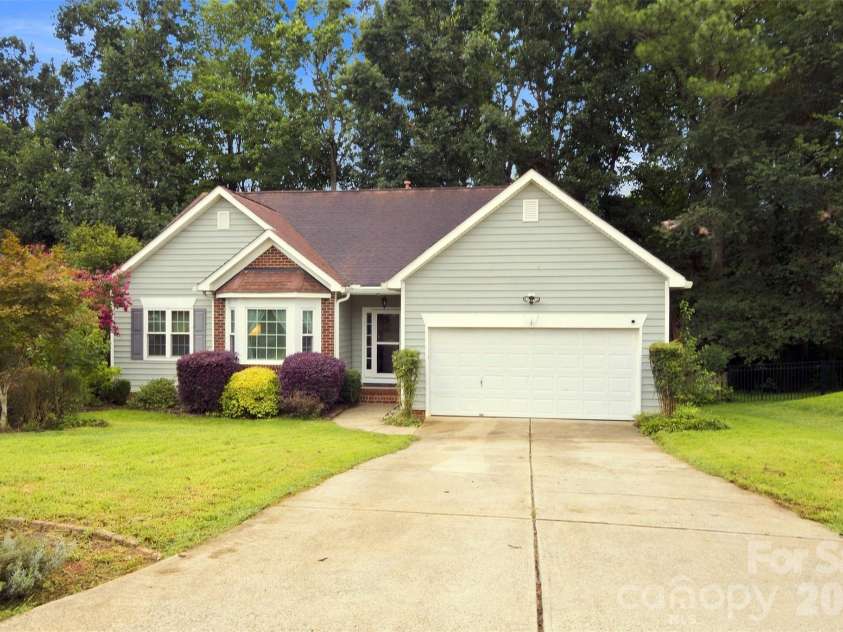 439 Glencrest Drive, Stanley, NC 28164.  MLS# CAR4415116, YatesRealty ID 47073. Nice long driveway leads to 2-car garage.