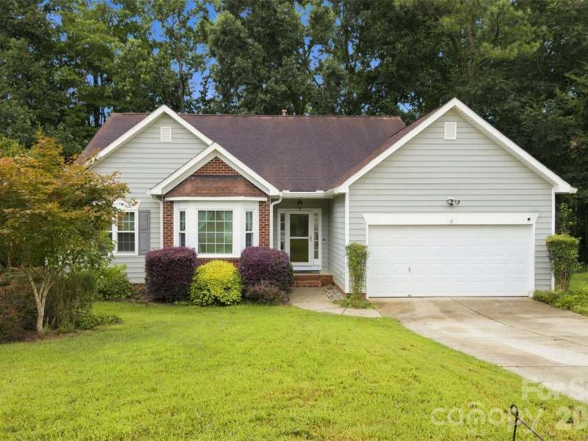 439 Glencrest Drive, Stanley, NC 28164.  MLS# CAR4415116, YatesRealty ID 47073. Welcome home to: 439 Glencrest Drive