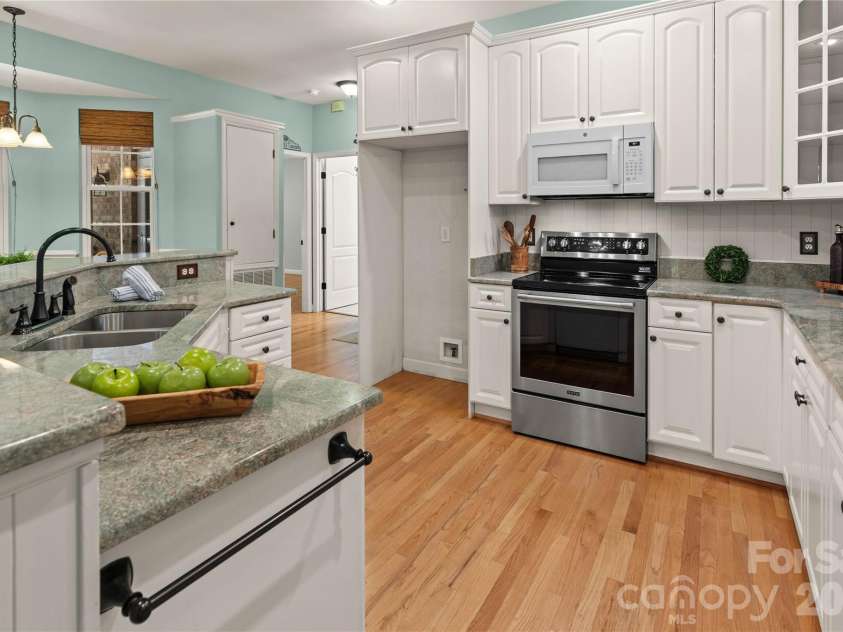 2017 Cameron Heights Circle, Denver, NC 28037.  MLS# CAR4410904, YatesRealty ID 47075. The granite is an attractive stone and contrasts beautifully with the crisp, white kitchen cabinetry.