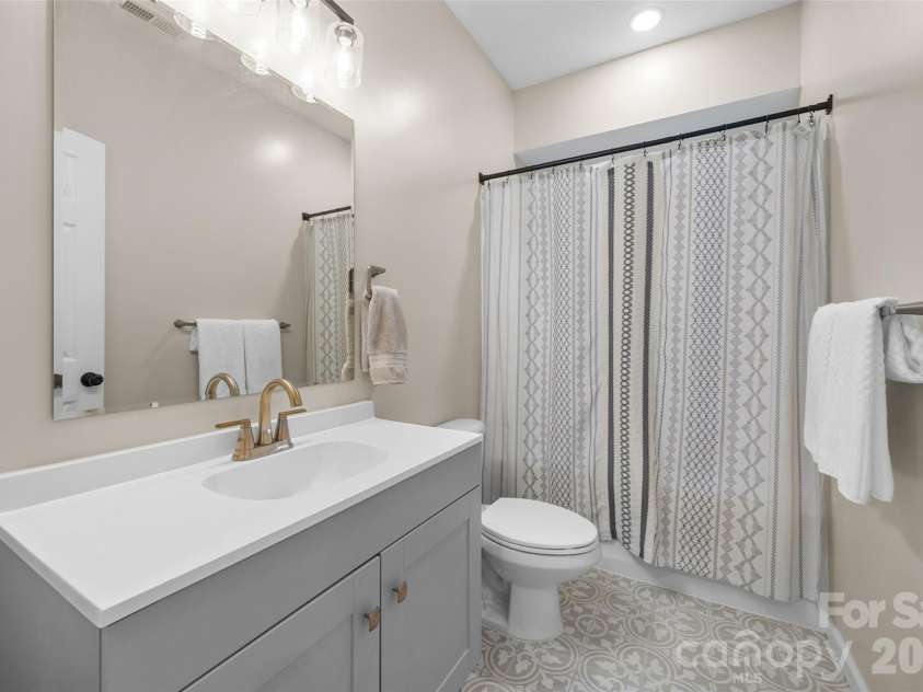 2209 Trading Ford Drive, Waxhaw, NC 28173.  MLS# CAR4413447, YatesRealty ID 47077. Basement level full bathroom.