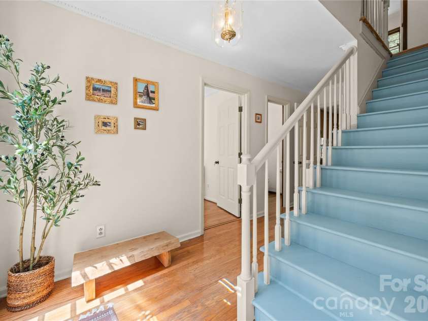 8800 Glencroft Road, Charlotte, NC 28227.  MLS# CAR4416112, YatesRealty ID 47087. Foyer