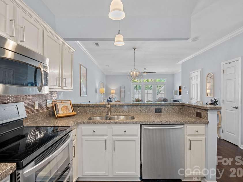 1524 Anthem Court, Charlotte, NC 28205.  MLS# CAR4371539, YatesRealty ID 47091. Kitchen