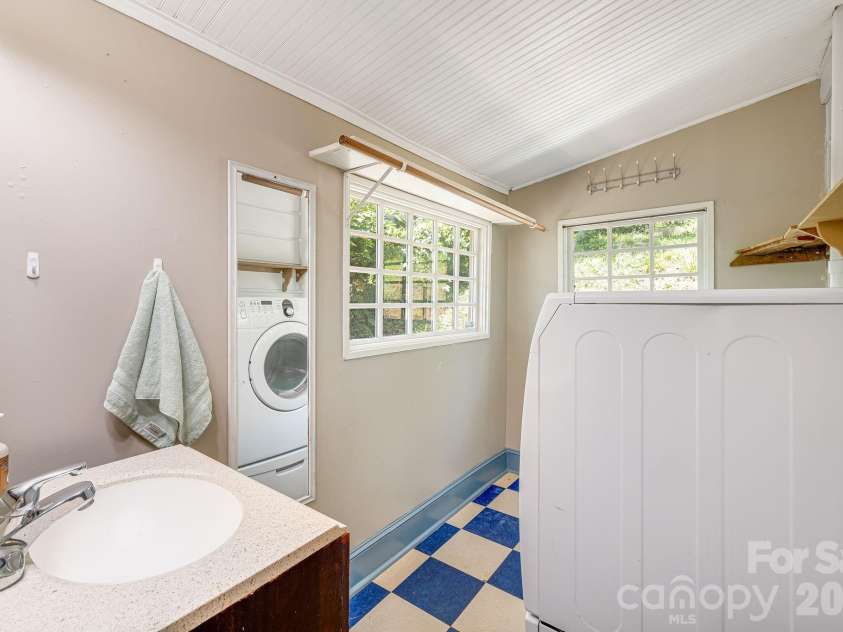 1055 Riverside Drive, Asheville, NC 28804.  MLS# CAR4397717, YatesRealty ID 47092. Bathroom