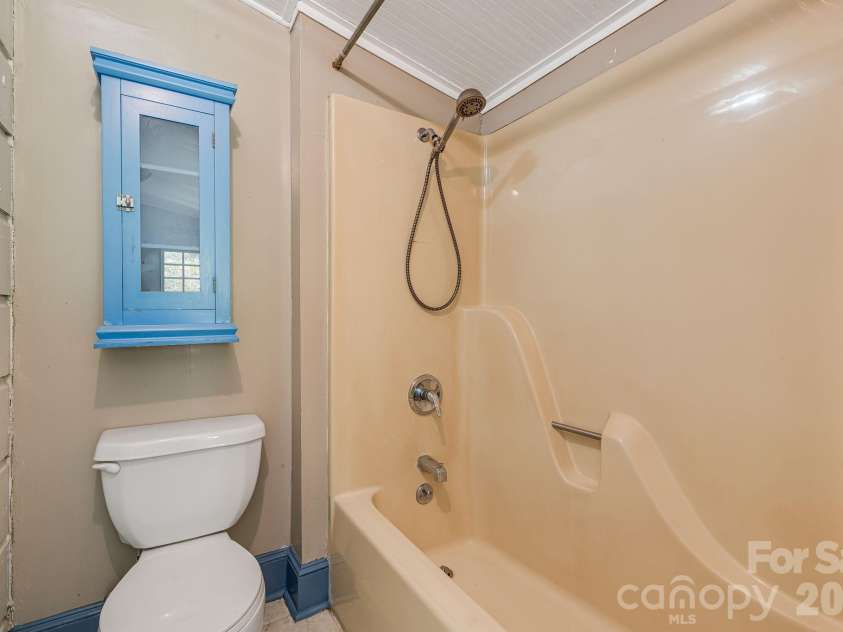 1055 Riverside Drive, Asheville, NC 28804.  MLS# CAR4397717, YatesRealty ID 47092. Bathroom Tub and Shower