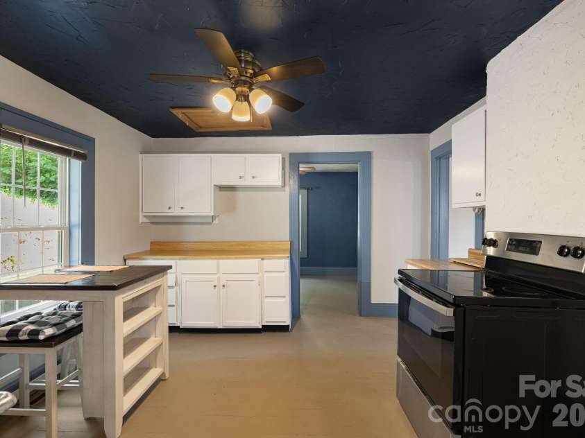 1055 Riverside Drive, Asheville, NC 28804.  MLS# CAR4397717, YatesRealty ID 47092. Kitchen