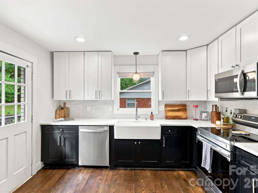 1700 Brookdale Avenue, Charlotte, NC 28210.  MLS# CAR4408636, YatesRealty ID 47094. 