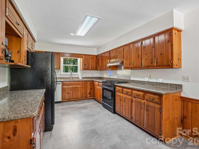 158 Mallard Drive, Columbus, NC 28722.  MLS# CAR4413493, YatesRealty ID 47097. 