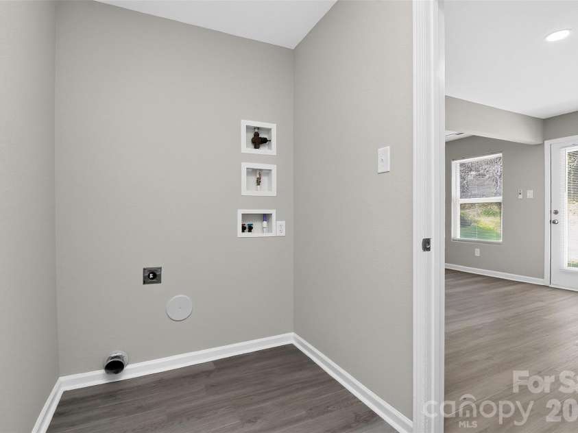 407 Presidents Court, Charlotte, NC 28217.  MLS# CAR4411399, YatesRealty ID 47098. 