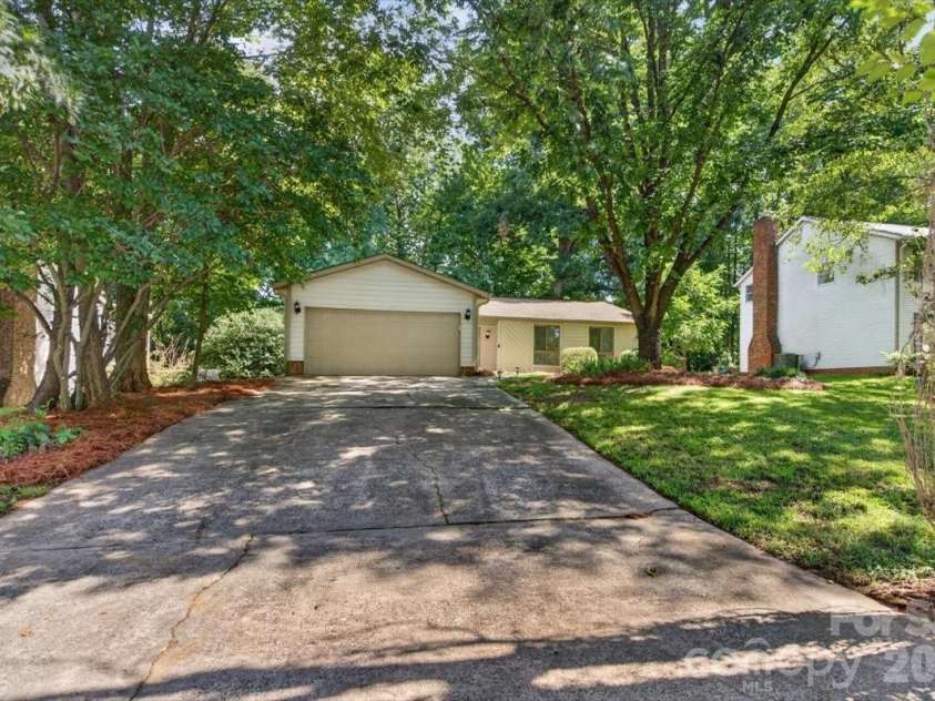 1623 Van Dyke Drive, Charlotte, NC 28213.  MLS# CAR4416786, YatesRealty ID 47099. 