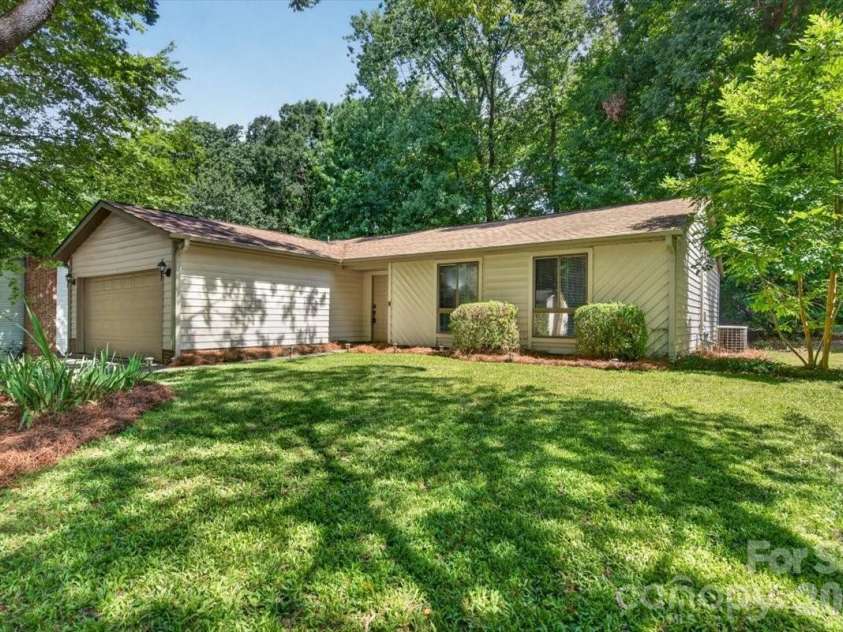 1623 Van Dyke Drive, Charlotte, NC 28213.  MLS# CAR4416786, YatesRealty ID 47099. 