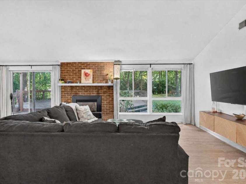 1623 Van Dyke Drive, Charlotte, NC 28213.  MLS# CAR4416786, YatesRealty ID 47099. Great room