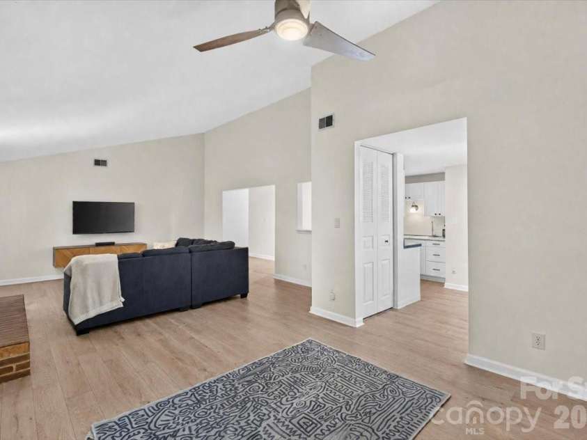 1623 Van Dyke Drive, Charlotte, NC 28213.  MLS# CAR4416786, YatesRealty ID 47099. Great room/ Dining area