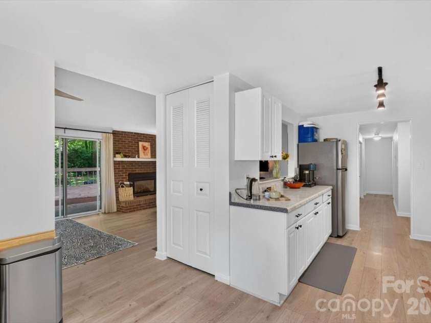 1623 Van Dyke Drive, Charlotte, NC 28213.  MLS# CAR4416786, YatesRealty ID 47099. Kitchen