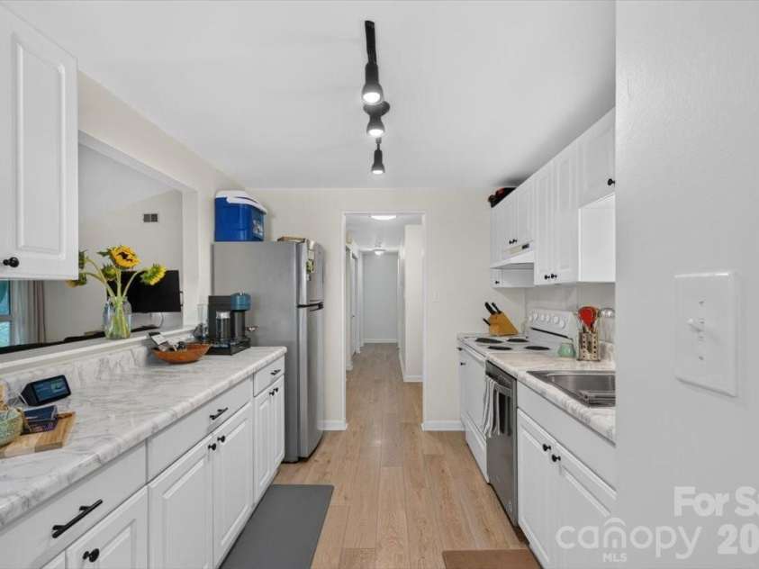 1623 Van Dyke Drive, Charlotte, NC 28213.  MLS# CAR4416786, YatesRealty ID 47099. Kitchen