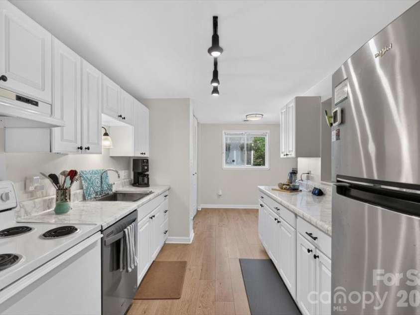 1623 Van Dyke Drive, Charlotte, NC 28213.  MLS# CAR4416786, YatesRealty ID 47099. Kitchen