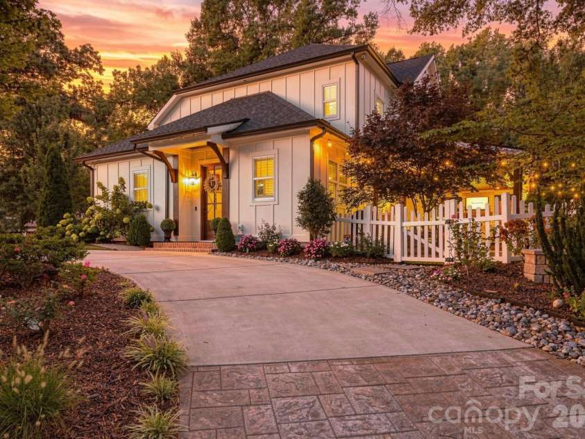 3135 Ford Road, Charlotte, NC 28205.  MLS# CAR4417962, YatesRealty ID 47100. 
