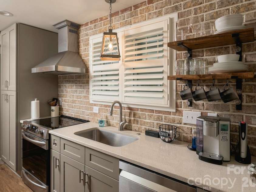 3135 Ford Road, Charlotte, NC 28205.  MLS# CAR4417962, YatesRealty ID 47100. Apartment kitchen