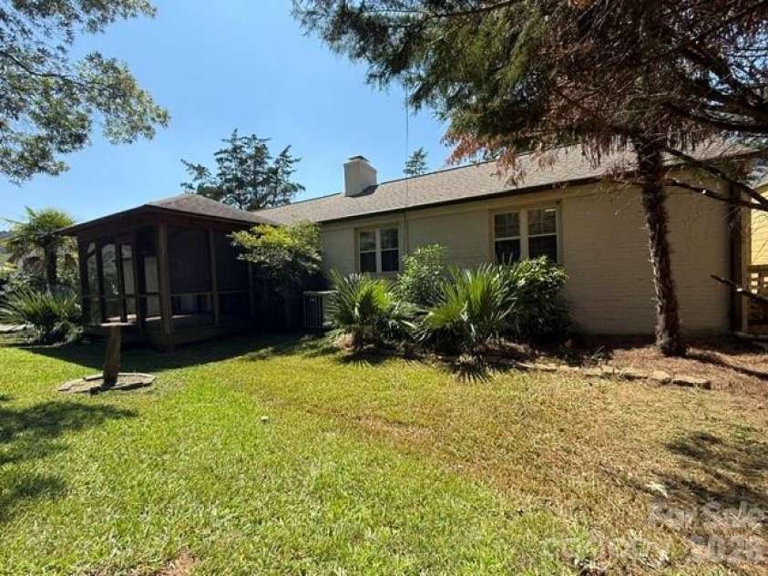 2218 Norcross Place, Charlotte, NC 28205.  MLS# CAR4417982, YatesRealty ID 47103. 