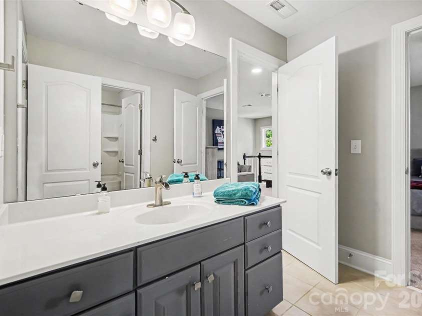 11242 Wheat Ridge Road, Charlotte, NC 28277.  MLS# CAR4416116, YatesRealty ID 47105. Jack and Jill Bathroom