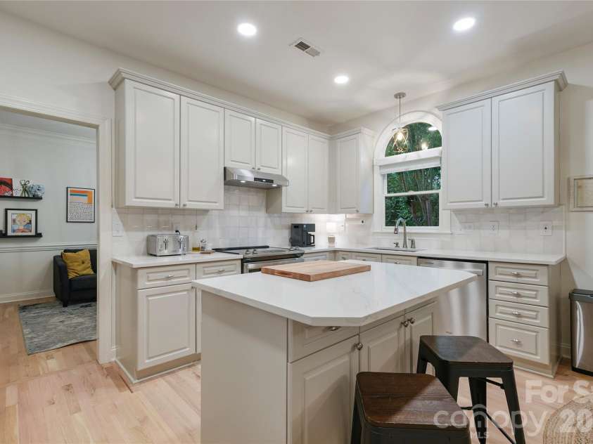 16002 Prestwoods Lane, Huntersville, NC 28078.  MLS# CAR4396744, YatesRealty ID 47106. Kitchen
