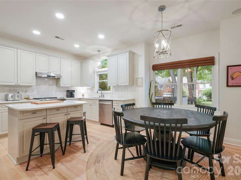 16002 Prestwoods Lane, Huntersville, NC 28078.  MLS# CAR4396744, YatesRealty ID 47106. Kitchen/Breakfast nook