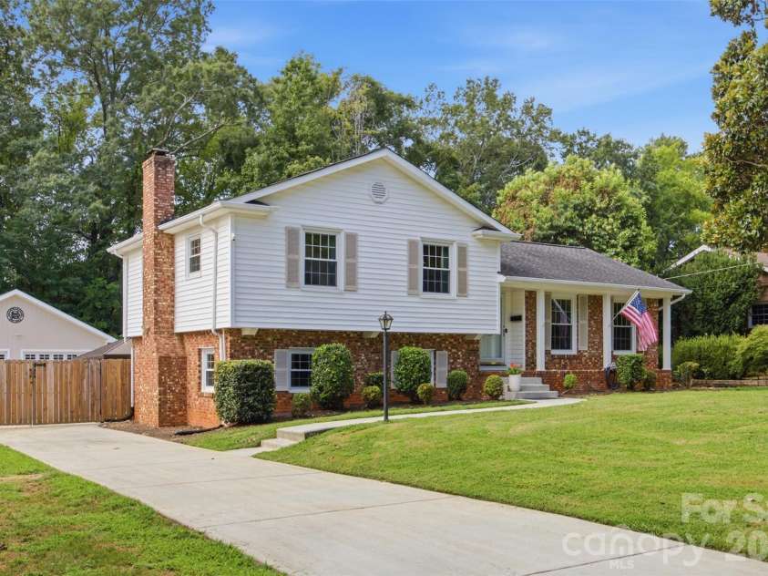 1724 Delchester Drive, Charlotte, NC 28210.  MLS# CAR4418788, YatesRealty ID 47110. 
