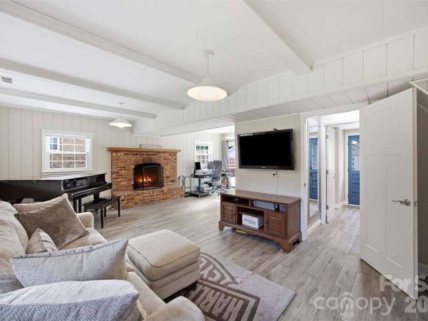1724 Delchester Drive, Charlotte, NC 28210.  MLS# CAR4418788, YatesRealty ID 47110. 