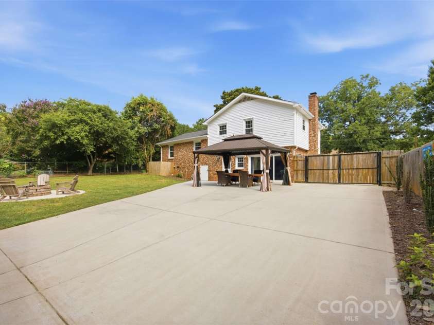 1724 Delchester Drive, Charlotte, NC 28210.  MLS# CAR4418788, YatesRealty ID 47110. 