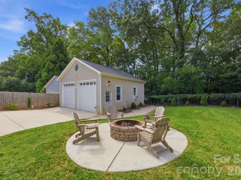 1724 Delchester Drive, Charlotte, NC 28210.  MLS# CAR4418788, YatesRealty ID 47110. 