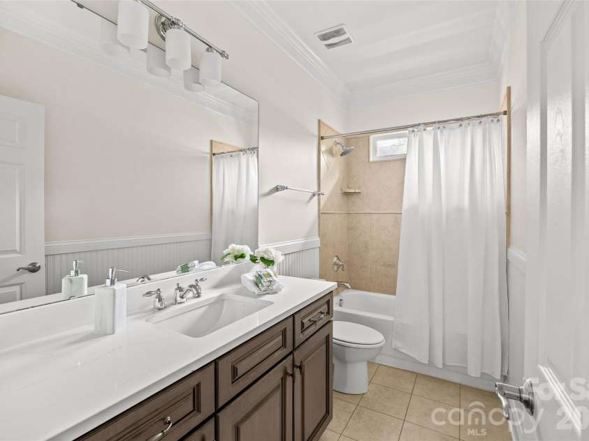 2141 Chatham Avenue, Charlotte, NC 28205.  MLS# CAR4400550, YatesRealty ID 47111. 2nd Floor Hall Bath