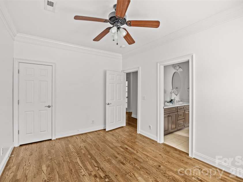 2141 Chatham Avenue, Charlotte, NC 28205.  MLS# CAR4400550, YatesRealty ID 47111. 2nd Floor Jack and Jill Bedroom